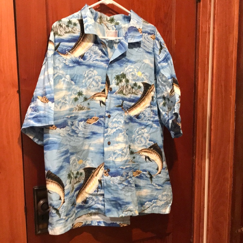 Vintage men’s blue Hawaiian fish print short sleeve button down